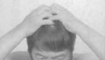 頭皮を上に持ち上げる感じ